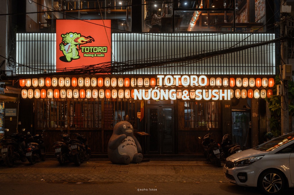 Mặt tiền nhà hàng Totoro Nướng và Sushi rực rỡ đèn lồng về đêm tại 287 Nguyễn Chí Thanh Đà Nẵng
