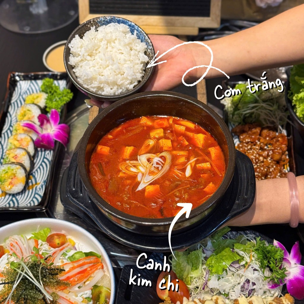 Bàn ăn Totoro đầy đặn với Canh Kim Chi Đậu Hũ Non nóng hổi, Cơm Trắng dẻo, Sushi cuộn và Salad Rong Nho